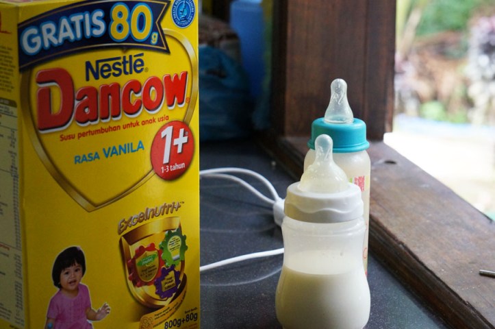 Orangutan Karantina Sebagian susu untuk bayi2 OU