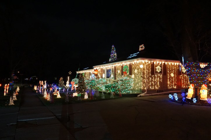 Rumah ini lucu banget karena lengkap banget. Mulai dari workshop Santa sampai Santa beneran ada loh. Jadi pas kita kerumah ini dan saya turun buat liat tiba-tiba laki2 berpakaian lengkap kayak Santa keluar dan naik mobil huhahaha