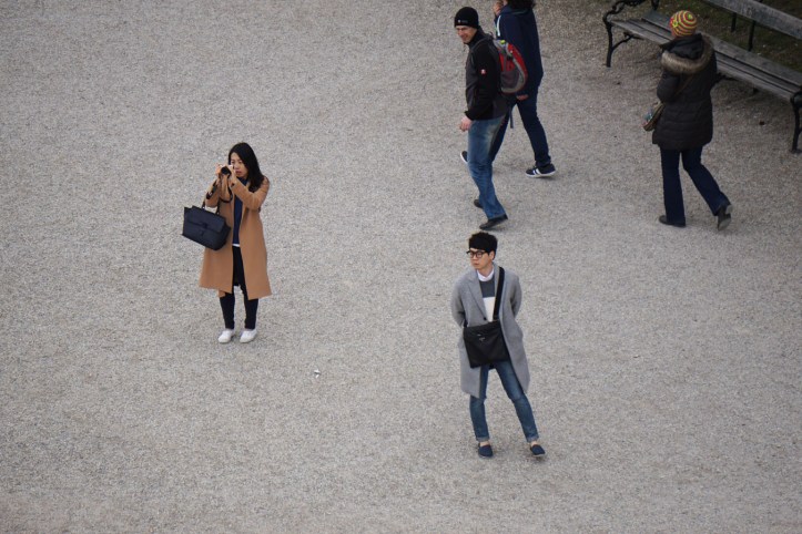 Cowoknya udah mulai bosen tapi si cewek tetep motret 