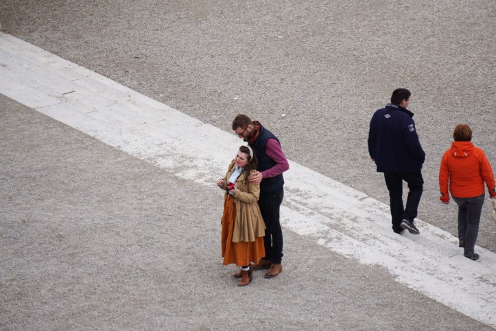 Begini caranya honey. Tadinya saya mikir mereka mau bikin pertunjukan ternyata hanya turis