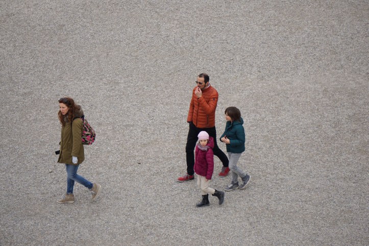 Ibu tukang foto, 2 anak dan suami ikut aja