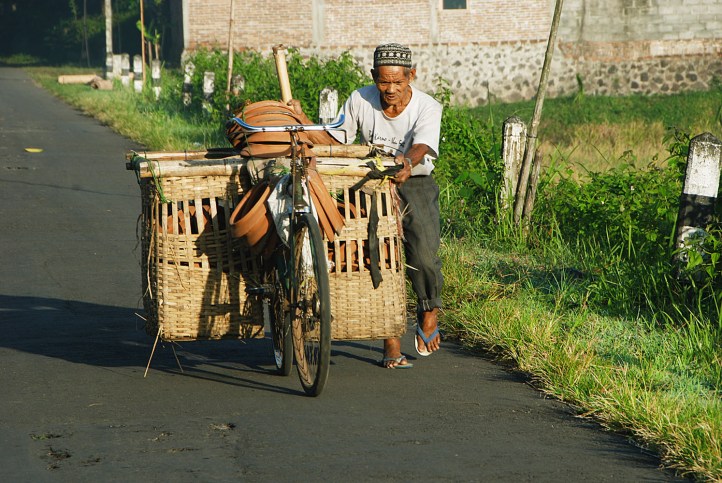 Bapak tua penjaja gerabah