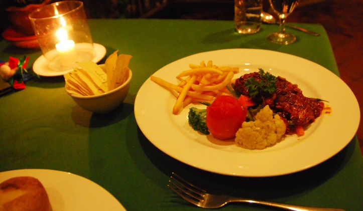 Dinner yang fotonya agak gak blur, yang lain gagal total