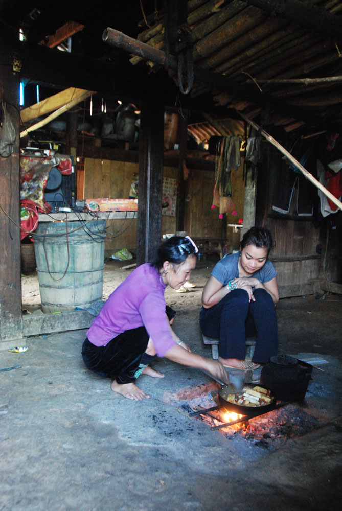 Diajarin masak tapi percayalah saya gak fokus hehe.