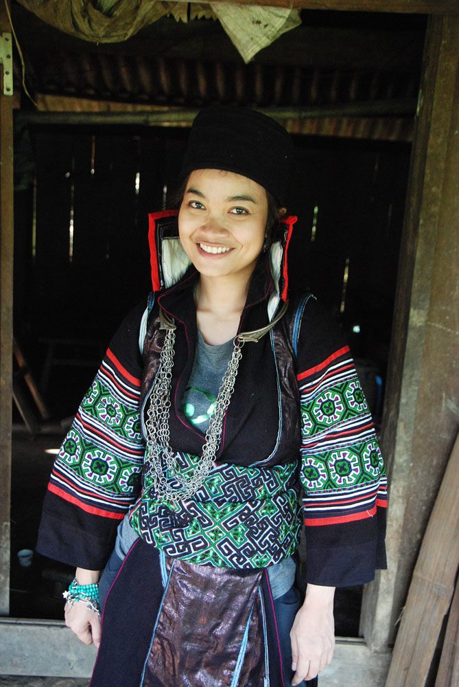 Dikasih pinjem bajunya, gimana udah mirip gadis H'mong?