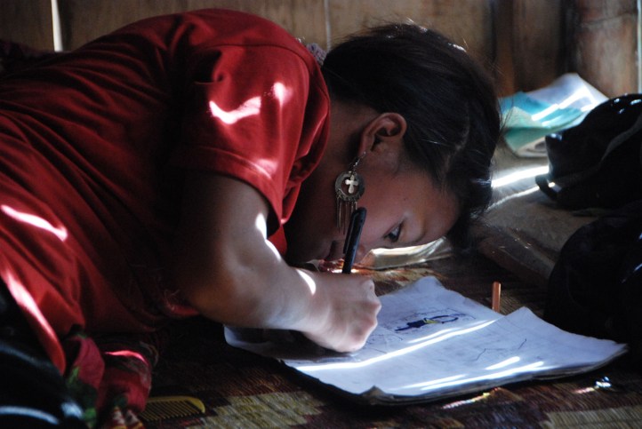 Anaknya masih ngerjain PR waktu kita datang