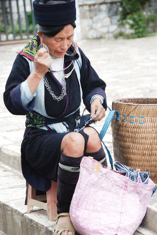 Oya suku H'mong juga jago sekali menjahit