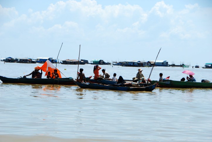 Tonle Sap Cambodia. Sebagian kapal yang menjual dagangan dengan cara menghampiri kapal-kapal turis. Mirip di Lok Baintan Indonesia