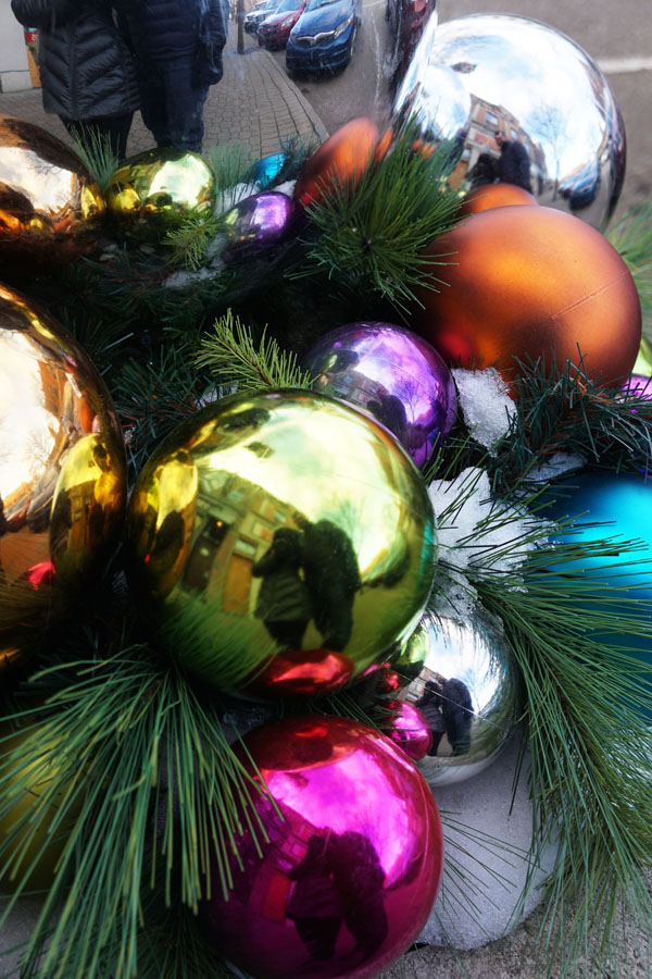 Hiasan natal di pinggir jalan