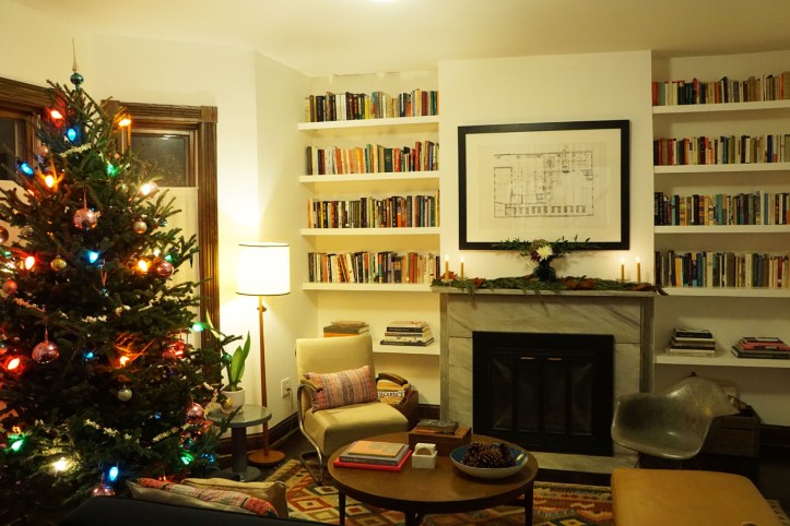 Ruang tamu yang hangat dengan perapian