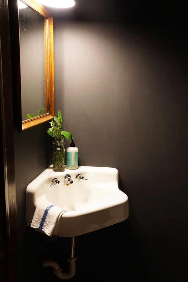 Washtapel di toilet lantai 1