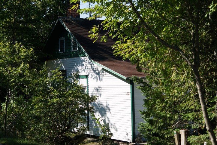Kabin di pulau yang sembunyi dibalik pepohonan. Pemiliknya lelaki tua berjanggut dengan baju biru. Pagi itu dia menyapa saya dengan "Hey.......how are you, i like your jacket"