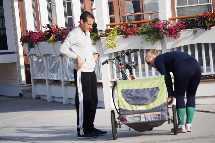 Satu keluarga muda yang lagi diskusi tentang gimana caranya membawa si bocah yang nangis didalam kereta haha