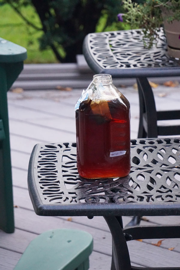 Orang tuanya Matt suka sekali buat sun tea. Rasanya juga enak banget. 