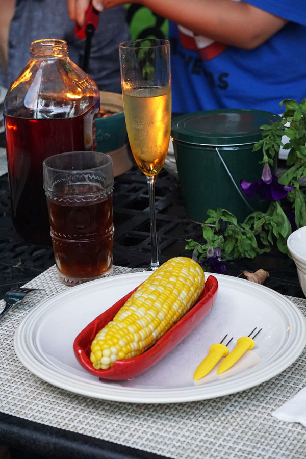 Jagung rebus. Oya biasanya untuk jagung bakar Matt manggangnya dengan kulit2nya jadi pas dibuka gak ada keliatan yang item2. Mirip jagung rebus juga