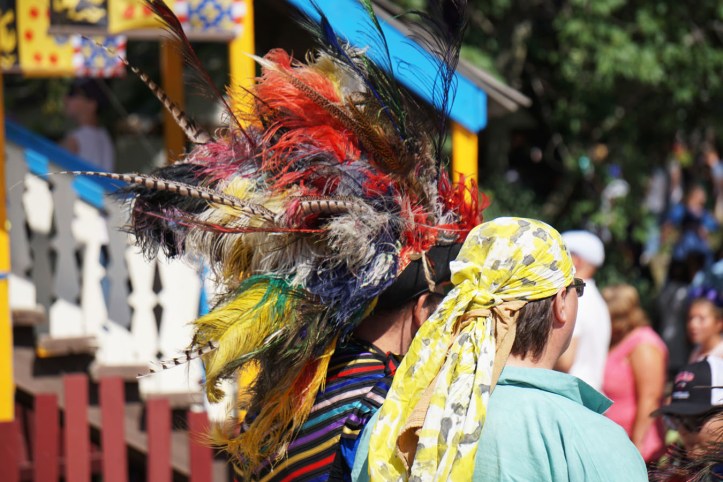 Pengunjung berkostum