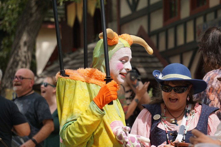 Badut yang bikin keponakan kita lari tunggang langgang