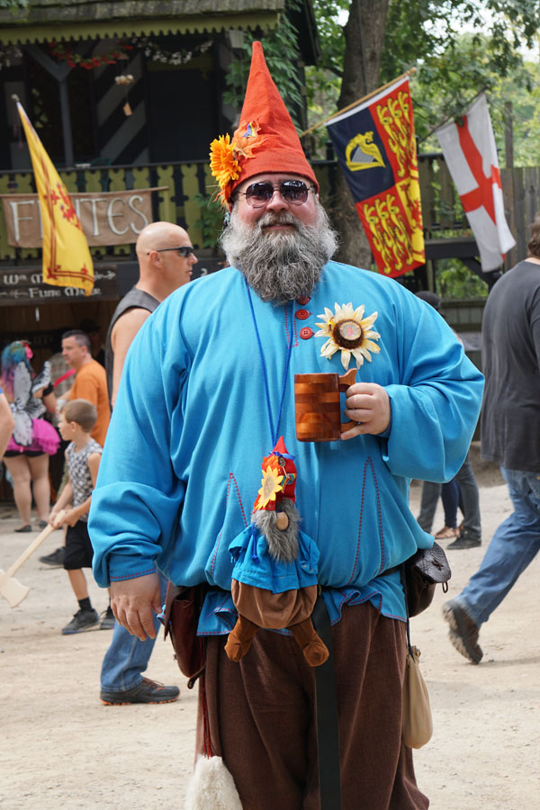 Bapak ini favorite saya, lihat deh boneka yang tergantung didadanya