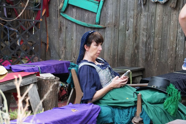 Sebenarnya kt hampir gak ngerti maksut dari ibu ini. Dia menghias standnya dengan banyak barang bekas dan dia hanya diam aja duduk disana. 