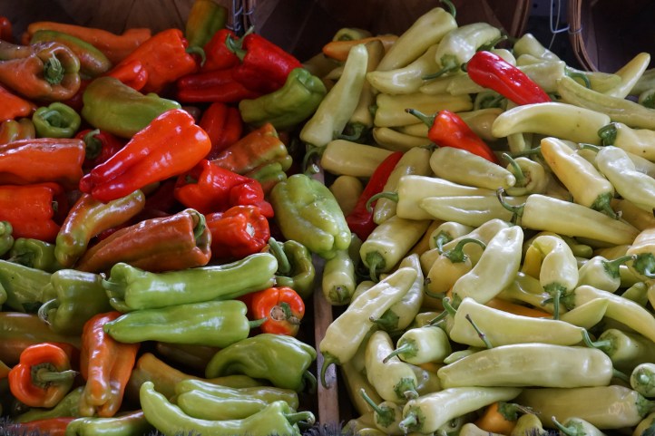 Small peppers Kalau gak salah yang ini bisa langsung dimakan kayak cemilan. Saya pernah beli tapi rasa-rasanya bentuknya lebih kecil. Gak tau sama apa gak :)