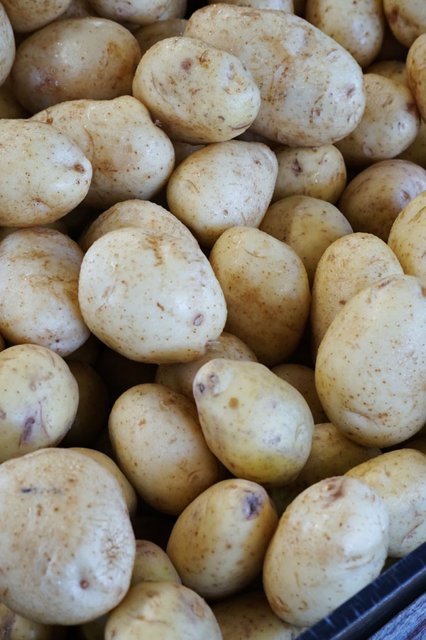 one potato two potato :) Salah satu sayuran yang saya suka banget. Gak bisa terbayangkan kalau gak ada kentang di dunia pasti suram deh :)