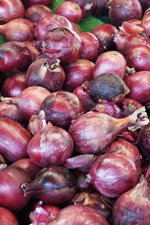 Saya gak tau apakah bawang merah ini sama jenis dengan bawang merah di Indonesia. Yang paling terlihat beda adalah ukurannya yang gede banget