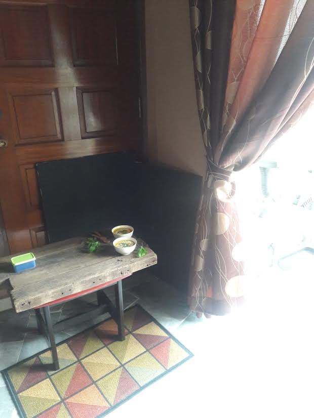 Ket : Ini lokasi motonya sama kayak poto kueh diatas. Cuman sudut pengambilan nya yg beda. Cardboard hitam sbg bg. Gak ada reflector atau filter, cahaya udah cakep. Diambil jam 10pagi KL time. Data exif f2 ss1/60 iso 500