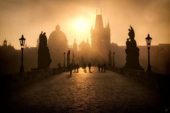 Pic source www.askideas.com Seperti inilah foto yang ingin saya dapatkan atau ingin saya lihat jika kita mendapatkan matahari terbit di Charles Bridge