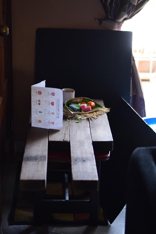 Ini motonya di deket sliding door. Jam 2sore waktu KL. Kebetulan cuacanya agak mendung. Dan cahaya yg masuk gak berapa harsh. 2 cardboard hitam itu fungsinya utk bg. Kertas itu utk reflector. Data exif f 1.8 ss 1/60 iso 560