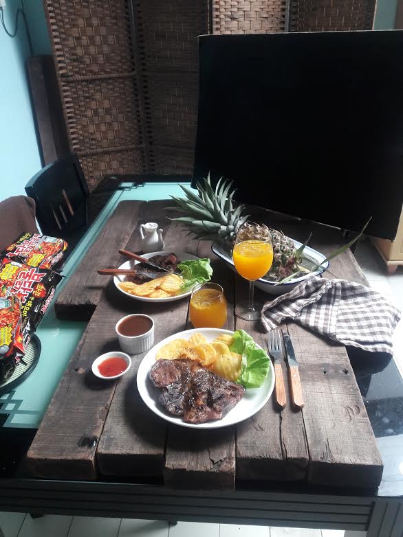 Yang ini cuma diatas meja, cahaya dari atap dapur. Motonya sekitar jam 10pagi, KL time. Gak pake apa2 reflector cahaya nya udah cukup, dan juga aku suka sedikit bayangan biar lebih nampak natural gitu 😁 Data exif f1.8 ss 1/60 iso 110