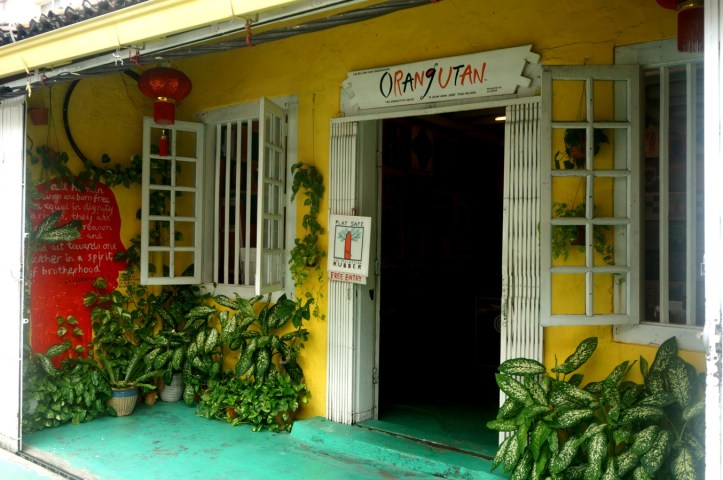 Salah satu toko yang menjual banyak cendramata Orangutan