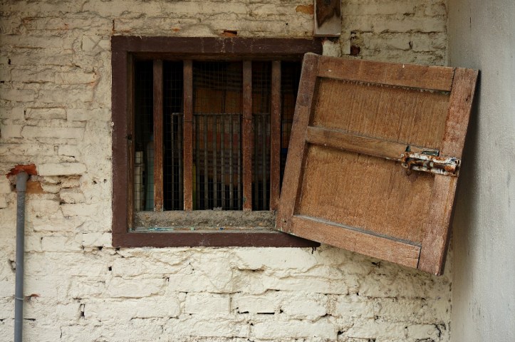 Jendela kayu yang entah bagaimana dibiarkan rusak