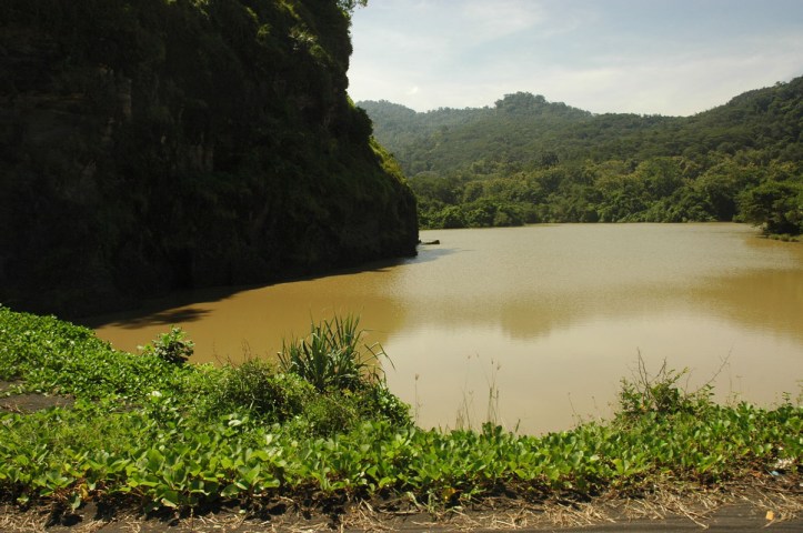 Watu Godhek Lumajang Ini ada kayak sungai/muara dekat dengan pantai tapi airnya kuning.