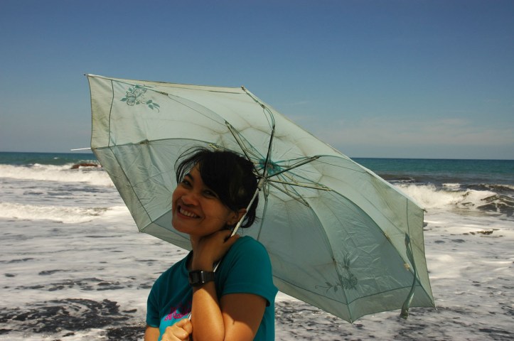 Seperti layaknya cewek-cewek Indonesia yang ke Pantai, harus pake payung hahaha